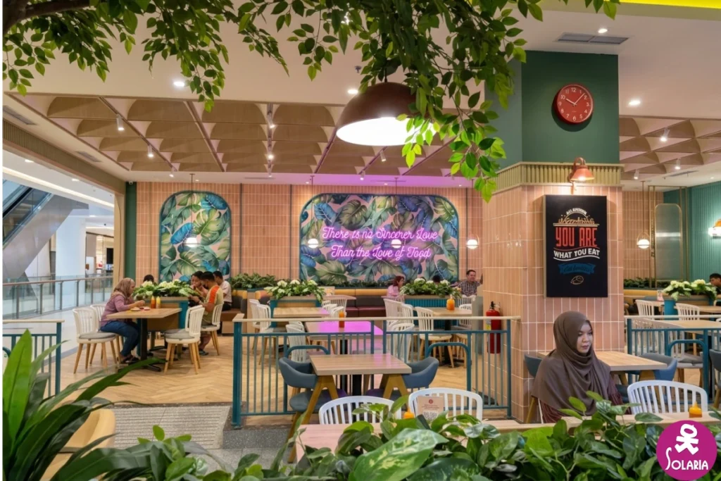suasana restoran Solaria di dalam mall Indonesia